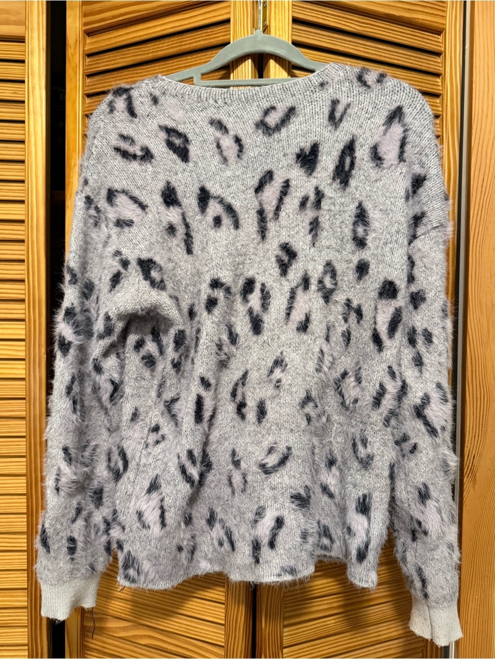 Papillon Fuzzy Leopard Print Crewneck Sweater - Gray/Lavender
